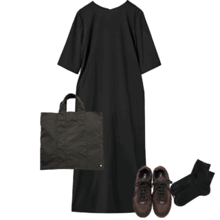 ATONのドレス、THE ROWのバッグ、BLEUFORETのソックス、PRADAのスニーカー／全て本人私物
