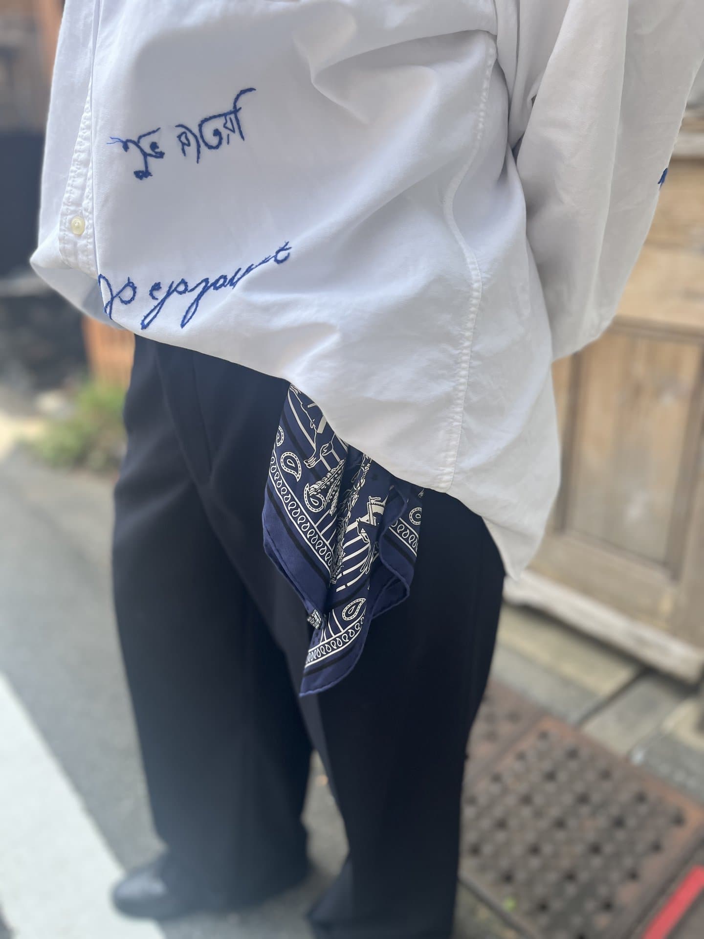 フロントポケットにスカーフを入れるというテクニックに脱帽。スタイリングに動きも生まれるので、女性もぜひ参考にしたいところ