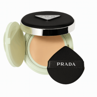 プラダ メッシュ クッション SPF50+/PA+++ 全4色 ¥11,330（プラダ ビューティ）