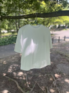 「涼感UVカットクルーネックワイド半袖Tシャツ」￥1,990（無印良品）