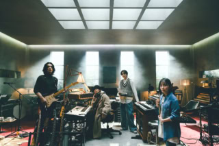 1年以上の歳月をかけ楽器演奏に挑み、歌い、さらには実際にバンドデビューまで果たす。