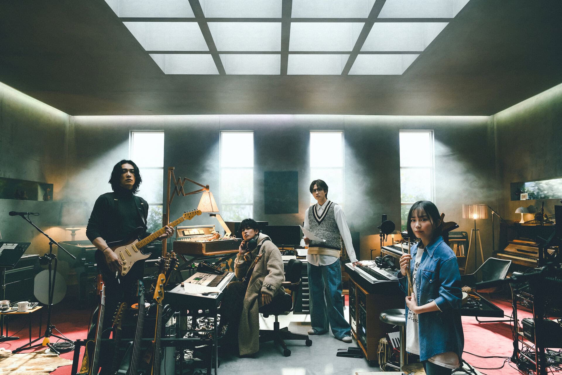 1年以上の歳月をかけ楽器演奏に挑み、歌い、さらには実際にバンドデビューまで果たす。