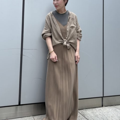 【40代スナップ】カットソーワンピの洒落感をアップする「シャツ」と「サンダル」に注目｜松田恵さん