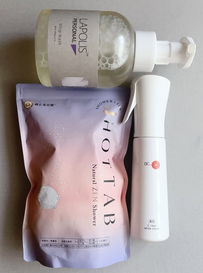 意外と見られている【背中】はバスタイムとスプレーで賢く対策! 大人のための背中スキンケア3選
