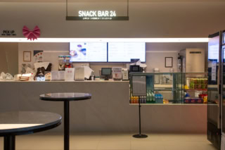 小腹がすいたらスナックバーでアイスクリームや軽食、シッケ（韓国の甘酒）を。日本にもよくある健康ランド同様、ロッカーキーで購入し、出るときに精算すればOKです。