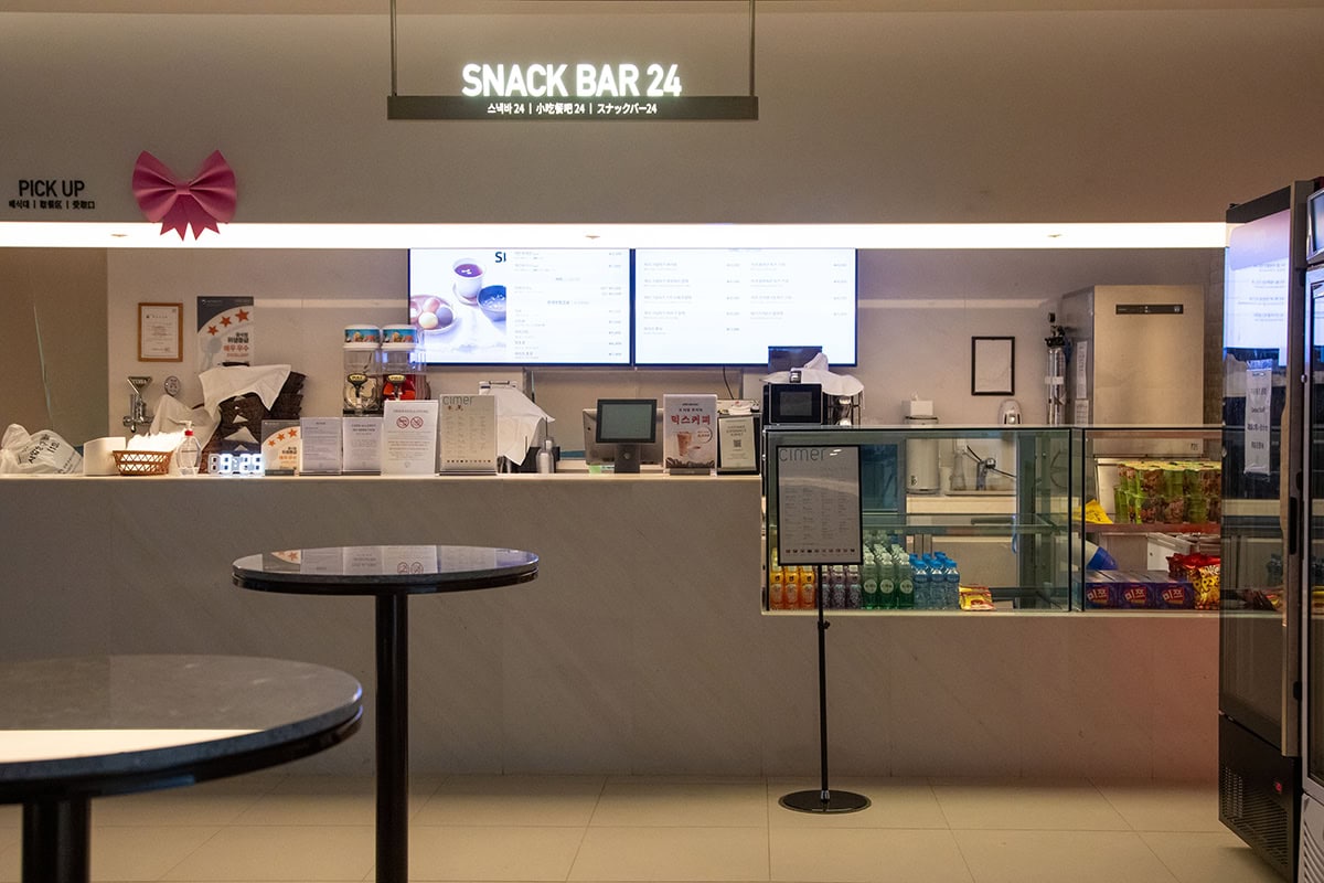 小腹がすいたらスナックバーでアイスクリームや軽食、シッケ（韓国の甘酒）を。日本にもよくある健康ランド同様、ロッカーキーで購入し、出るときに精算すればOKです。