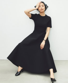 時計：〈ギャレ〉［WG］¥1,815,000（フランク ミュラー／フランク ミュラー ウォッチランド東京）、ドレス¥132,000（マディソンブルー）、バブーシュカ¥6,600（プロヴォーク デザイン ブティック／ジャック・オブ・オール・トレーズ プレスルーム）、シューズ¥100,100（ジュード／エイチ ビューティー＆ユース）