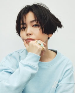 リング：〈カボション〉右手中指［YG×グリーンクォーツ］¥632,500、右手薬指［YG×クリソプレーズ］¥705,100、〈ラウンド パイエット エンド〉右手小指上［YG］¥144,100〜、〈プレシャス・ラウンド パイエット エンド〉右手小指下［YG×DIA］¥354,200〜（全てマリーエレーヌ ドゥ タイヤック／MHT）、スエット¥7,920（ゴート／ユー バイ スピック＆スパン ルミネ池袋店）