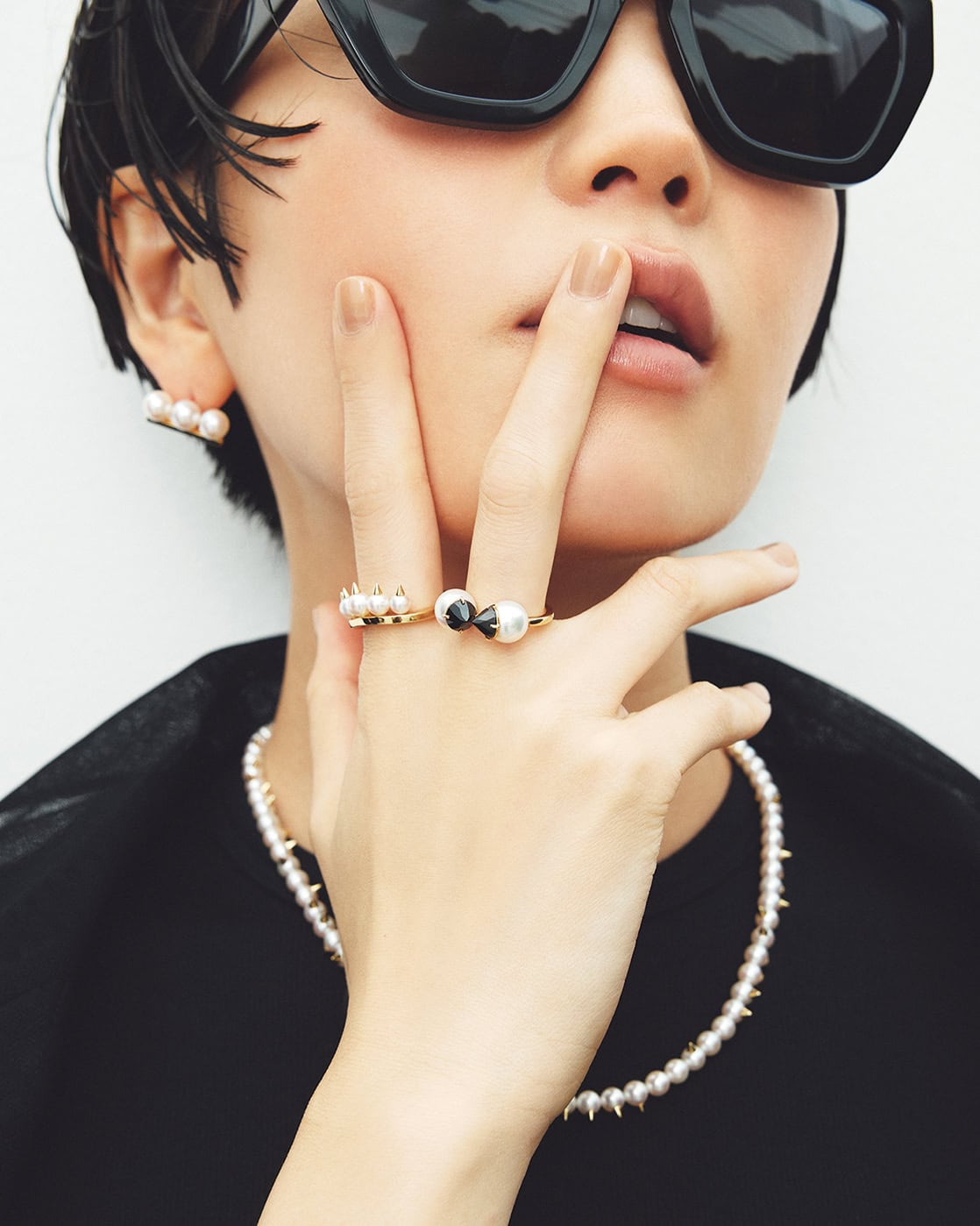 ネックレス：〈デインジャー〉［YG×あこや真珠］¥1,058,200、リング：〈デインジャー プラス〉右手人さし指［YG×あこや真珠］¥376,200、〈リファインド リベリオン シグネチャー ブラックスピネル〉右手中指［YG×あこや真珠×ブラックスピネル］¥377,300、〈バランス プラス ネオ〉、ピアス：〈バランス ネオ〉［YG×あこや真珠］¥429,000（全てTASAKI）、ジャケット¥30,800（プランクプロジェクト／プランクプロジェクト 青山店）、Tシャツ¥8,800（カルバン・クライン／カルバン・クライン カスタマーサービス）、サングラス¥16,500（ステータス アングザエティー／ジャック・オブ・オール・トレーズ プレスルーム）