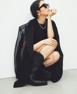 ネックレス：〈デインジャー〉［YG×あこや真珠］¥1,058,200、リング：〈デインジャー プラス〉右手人さし指［YG×あこや真珠］¥376,200、〈リファインド リベリオン シグネチャー ブラックスピネル〉右手中指［YG×あこや真珠×ブラックスピネル］¥377,300、〈バランス プラス ネオ〉左手人さし指［YG×あこや真珠］¥440,000、ピアス：〈バランス ネオ〉［YG×あこや真珠］¥429,000（全てTASAKI）、ジャケット¥3 0,800（プランクプロジェクト／プランクプロジェクト 青山店）、Tシャツ¥8,800、ショートパンツ¥11,000（共にカルバン・クライン／カルバン・クライン カスタマーサービス）、サングラス¥16,500（ステータス アングザエティー／ジャック・オブ・オール・トレーズ プレスルーム）、ブーツ¥132,000（ウォンハンドレッド／エイチ ビューティー＆ユース）