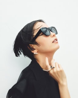 ネックレス：〈デインジャー〉［YG×あこや真珠］¥1,058,200、リング：〈デインジャー プラス〉右手人さし指［YG×あこや真珠］¥376,200、〈リファインド リベリオン シグネチャー ブラックスピネル〉右手中指［YG×あこや真珠×ブラックスピネル］¥377,300、〈バランス プラス ネオ〉、ピアス：〈バランス ネオ〉［YG×あこや真珠］¥429,000（全てTASAKI）、ジャケット¥30,800（プランクプロジェクト／プランクプロジェクト 青山店）、Tシャツ¥8,800（カルバン・クライン／カルバン・クライン カスタマーサービス）、サングラス¥16,500（ステータス アングザエティー／ジャック・オブ・オール・トレーズ プレスルーム）