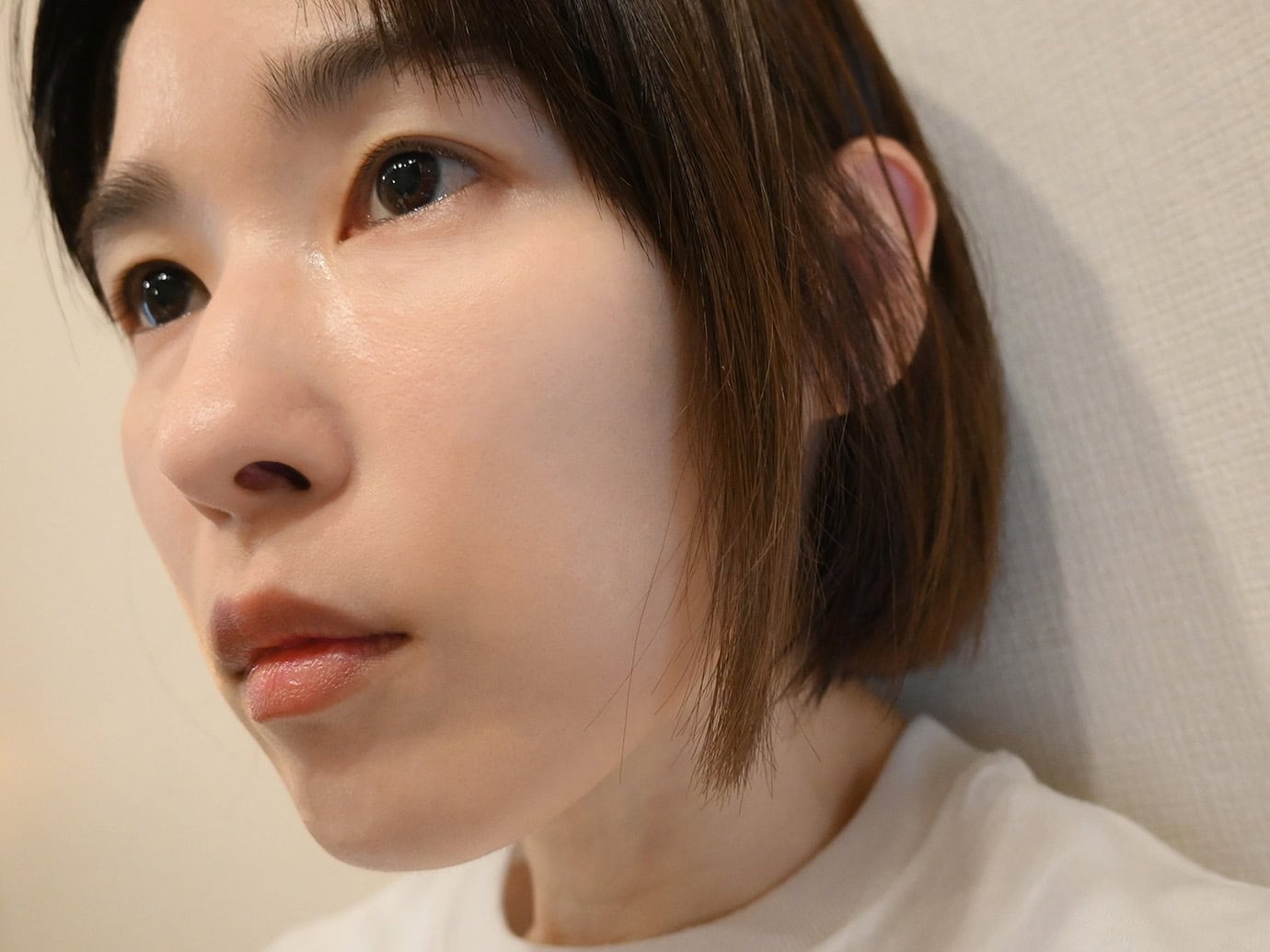 BBクリームとパウダーをちょこっと、それに色つきリップだけを塗った状態の顔。毛穴や赤み、薄いシミなどはコンシーラーや重ね塗りなしで十分に隠せます
