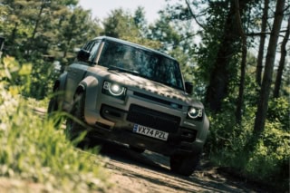 英国ナンバーの試乗車。重厚感がある佇まい。