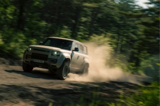 凸凹した未舗装道路＝オフロードも快適。砂埃が立つくらいスピードを出しても安定感ある走りが特徴。