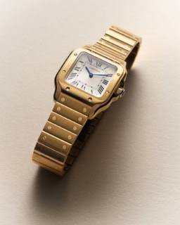 〈サントス ドゥ カルティエ〉ウオッチ スモールモデル ［イエローゴールド］¥4,884,000（カルティエ／カルティエ カスタマー サービスセンター） © Cartier © Valentin Abad