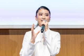 エクセルの新イメージモデルに起用された喜びを話す青木瞳さん