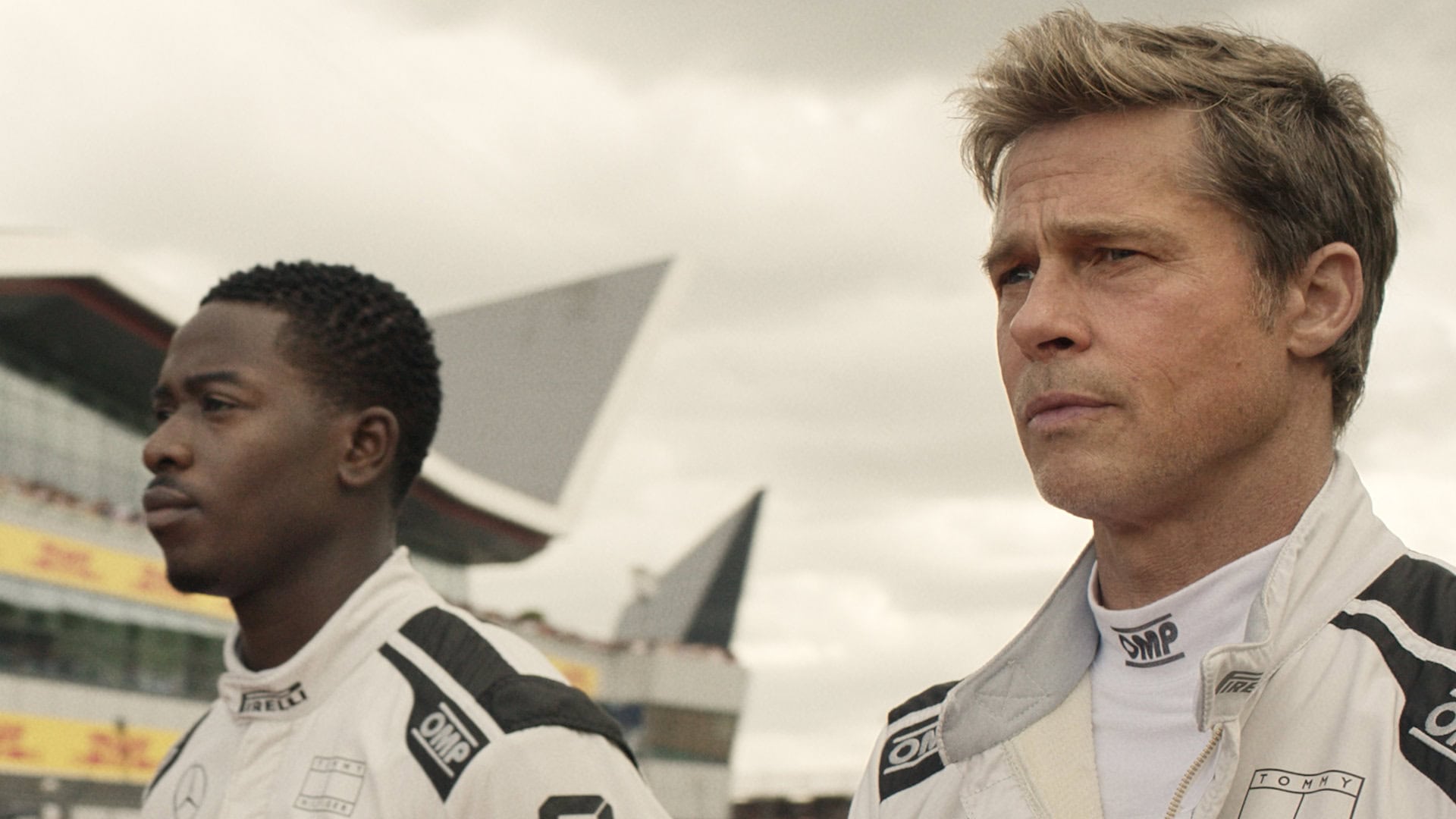 映画『F1 エフワン』出演のブラッド・ピットとダムソン・リドリス