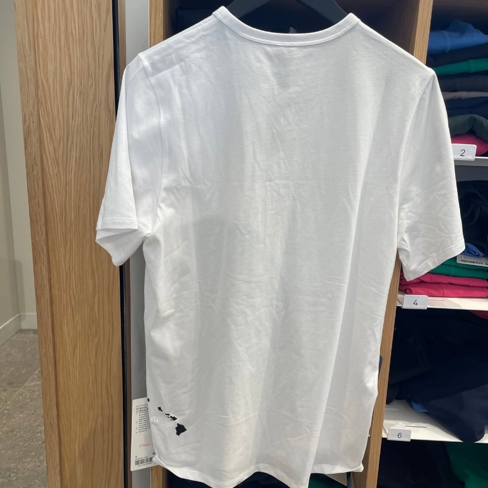 メンズTシャツは右後ろにハワイ諸島がプリントでおしゃれ。78ドル