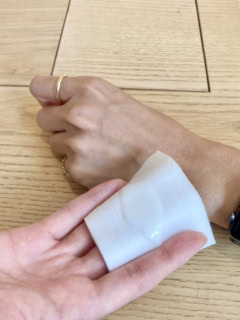 コットンに３プッシュを肌に優しくなじませます