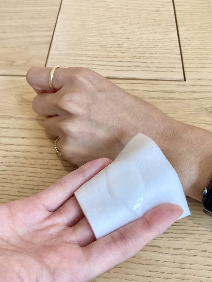 コットンに３プッシュを肌に優しくなじませます