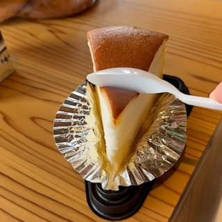 クレア店のコミベーカリーの入荷は火・金・土曜日の週3回なので、要注意！　チーズケーキ ￥432