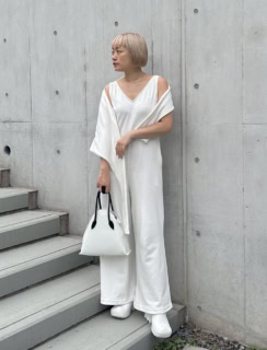 MUUETのロンパースとボレロ、CARVENのヴィンテージバッグ、BOTTEGA VENETAのラバーシューズ、その他は本人私物