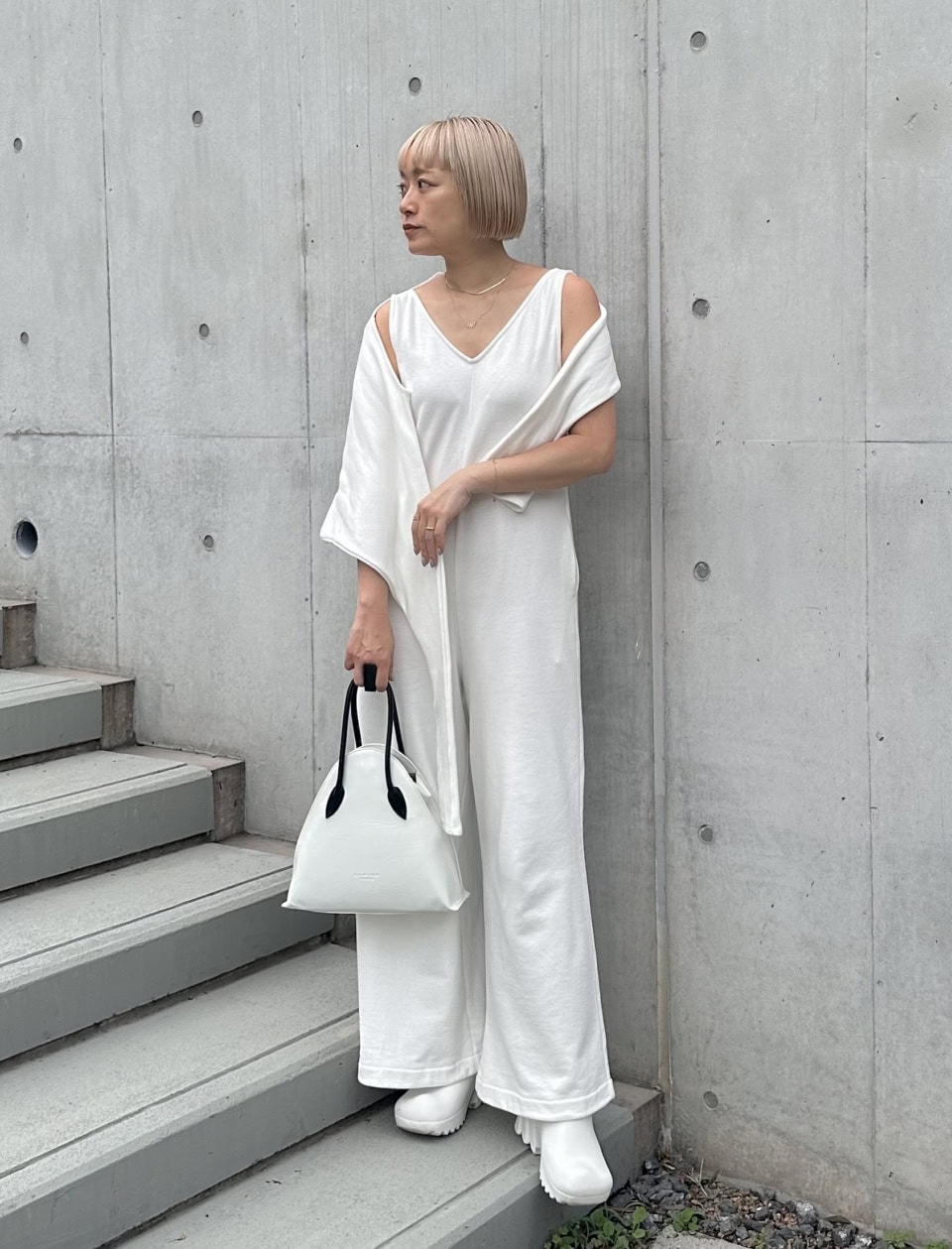 MUUETのロンパースとボレロ、CARVENのヴィンテージバッグ、BOTTEGA VENETAのラバーシューズ、その他は本人私物