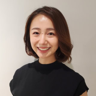 コーセー PR・平井祐未さん。コーセーに入社後、店舗の営業を経験。現在は、KOSEを冠する約10ブランドのPRを担当。
