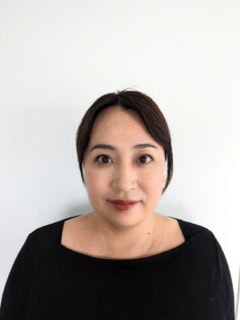 ランコム PRマネージャー・三宅由佳さん。20年以上、美容業界でPRとして活動。数々のブランド、製品ローンチに携わり、トレンドや革新的な技術に触れる。現在は、年齢を重ねるごとに、より自分らしい美しさを引き出すメイク製品の魅力を伝えることに情熱を注いでいる。