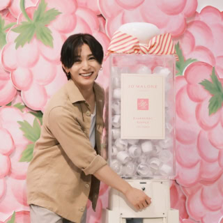 笑顔でガチャガチャを回す山田さん。