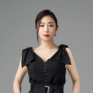 トップス￥64,900（ミラ ショーン バイ チカ キサダ／コロネット）、パンツ ￥26,400（プランクプロジェクト／プランクプロジェクト 青山店）、ピアス￥36,520、リング￥51,700、ダブルリング￥21,560（全てバルブス／ZUTTOHOLIC）、サンダル￥86,900（ネブローニ）