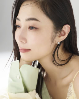 ホワイトシャツ￥29,700（プランクプロジェクト／プランクプロジェクト 青山店）、グリーンシャツ￥19,800（ジョゼムーン／DOT ONE）、ピアス￥297,000（Agua Diamond.）、中に着たキャミソールワンピースはスタイリスト私物