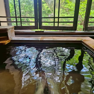 窓を開ければ露天風呂気分が味わえるお風呂。24時間ちょろちょろと温泉が循環しております。朝も昼も夜もずっとお風呂に入っていたい私のような人間にとっては、まさに天国。