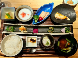 朝食のお膳はこちらですが、これだけじゃないのよ。自家製梅肉入りの豆乳蒸し、自家製味噌の味噌汁、郷土料理尚文オリジナルのしめとうふ、新発田麩ほか、焼き魚や蒸し鶏やヨーグルト、お漬物に温泉卵まで！