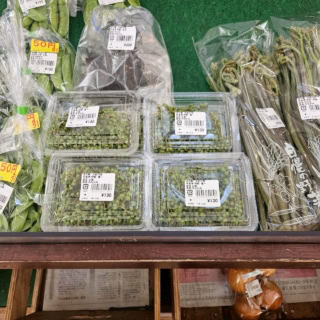 生の実山椒がまあまあ入って130円という、冗談みたいな価格で売られていました。