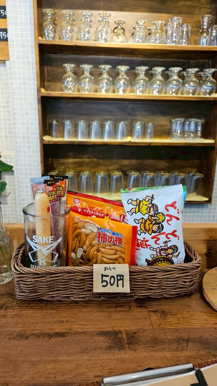 店頭では駄菓子が50円で置いてあったり。まだ新しい醸造所ですが、地元の人にも愛されていることがわかるお店でした。オーナーは水上出身でいわゆるUターン組。
