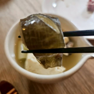 古くから滋養強壮にいいといわれているすっぽん。体内で生成できない必須アミノ酸9種類全てが含まれており、その他にもビタミンA、B群、D、E、カルシウム、鉄、亜鉛、コラーゲンなどが含まれているそうです。むつかしいことは置いといて、プリプリで美味しいです。