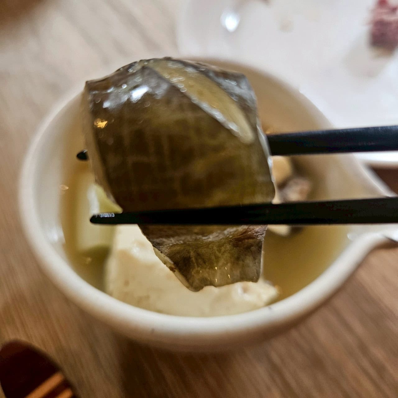 古くから滋養強壮にいいといわれているすっぽん。体内で生成できない必須アミノ酸9種類全てが含まれており、その他にもビタミンA、B群、D、E、カルシウム、鉄、亜鉛、コラーゲンなどが含まれているそうです。むつかしいことは置いといて、プリプリで美味しいです。