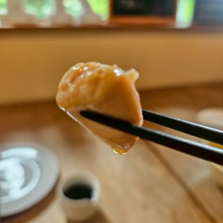 すっぽんの白子のお味はとっても淡泊。ごま油とお塩でいただきます。