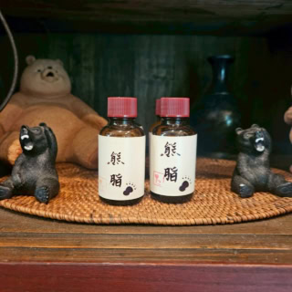 ちなみに、店内では阿部さんお手製の『熊脂』も販売。1瓶3,300円です。一般的には保湿効果が高いため、手荒れや切り傷の対策に使われているようです。熊脂は清潔なつまようじなどを瓶に入れて肌に塗布するといいらしく、買った人曰く「ちょっとの量で伸びるから、一生なくならないかもしれないくらい減らない」そうですｗ 私も迷わず購入。