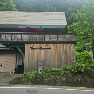 『たんとくわっさい』は基本的に、夜営業で不定休。というのも、オーナーの阿部さんが夜通し猟にいくこともあれば、町に熊が出たりした場合は猟友会として出動しなくてはならないから。訪問予定がある場合は事前に営業を確認したり、予約してからにしましょう。InstagramのDMまたはメールがよさそうです（なにせ、猟してることもあるからｗ）。アラカルトでも十分楽しめますが、すっぽんのコースは重さで料金が変動するので、1名10,000～15,000円くらいの予算で相談しておけば、安心してお腹いっぱい食べられそうです。