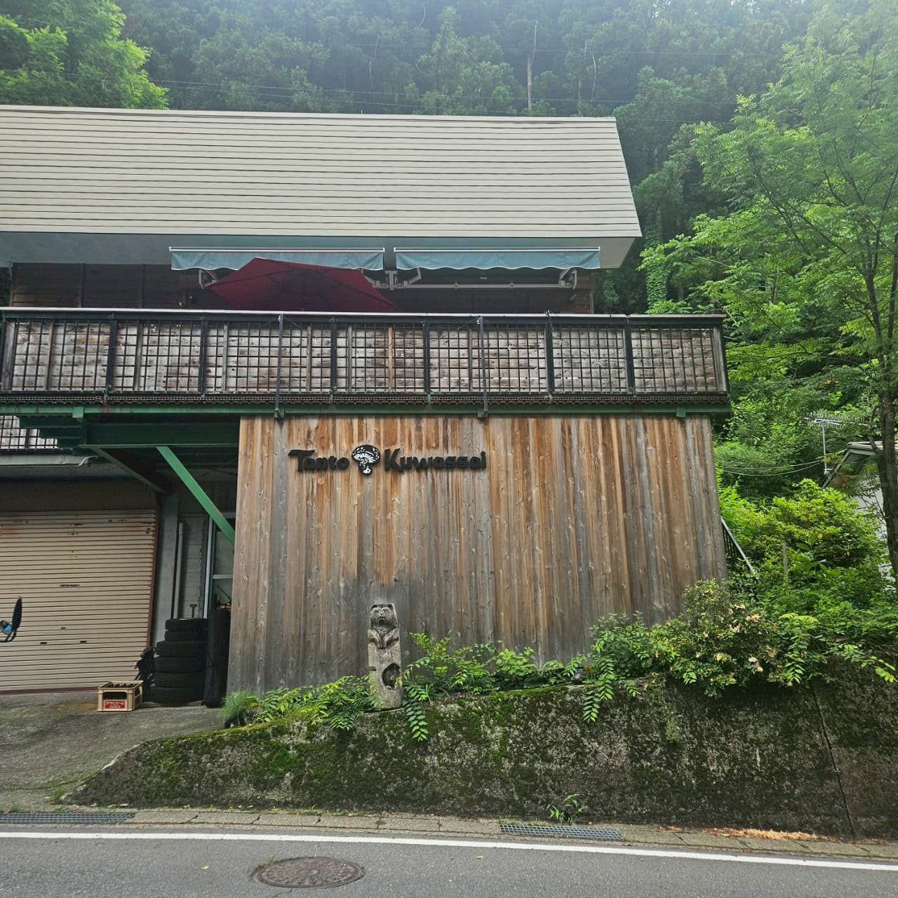 『たんとくわっさい』は基本的に、夜営業で不定休。というのも、オーナーの阿部さんが夜通し猟にいくこともあれば、町に熊が出たりした場合は猟友会として出動しなくてはならないから。訪問予定がある場合は事前に営業を確認したり、予約してからにしましょう。InstagramのDMまたはメールがよさそうです（なにせ、猟してることもあるからｗ）。アラカルトでも十分楽しめますが、すっぽんのコースは重さで料金が変動するので、1名10,000～15,000円くらいの予算で相談しておけば、安心してお腹いっぱい食べられそうです。