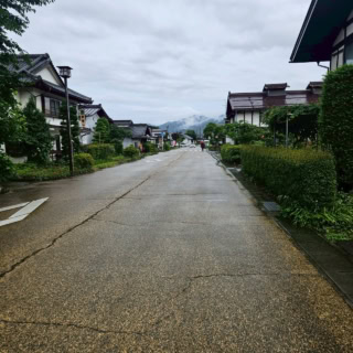 たくみの里には、昔からお住まいの家屋もたくさん。そもそもがのどかな里山なんです。