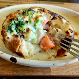 野菜が大きくて美味しいから食べごたえがあるんです。1,400円か、観光地価格だなーと思ったら結構これでお腹ふくれてしまうので「やっぱり水上周辺一帯、価格設定ちょっとバグってんな……」と思い直すに至りました。