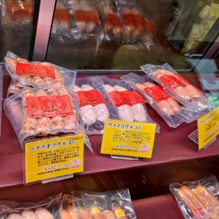 珍しい白いウインナーもあります。私は左の季節限定の「ベアラオフヴルスト」を購入して自宅でなんとなくいただきましたが、それはそれは肉々しい美味なウインナーで感動しました。焼いて食べても、スープに入れて食べても、どんな場所でもこのウインナーが主役になる、そんなお味。