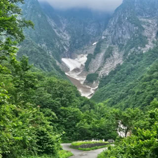 切り立った岩壁が迫力満点の絶景スポット、一ノ倉。日本三大岩場のひとつで、ロッククライミングの聖地としても知られています。新緑や紅葉時期など季節によって表情も変わるそう。秋の景色も観てみたい！