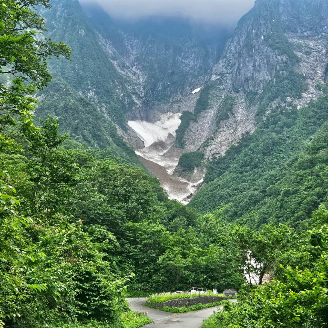 切り立った岩壁が迫力満点の絶景スポット、一ノ倉。日本三大岩場のひとつで、ロッククライミングの聖地としても知られています。新緑や紅葉時期など季節によって表情も変わるそう。秋の景色も観てみたい！
