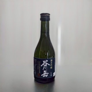 道の駅などおみやげが買える場所でよく見かけたのが『谷川岳』という日本酒。純米大吟醸、超辛純米など種類がいくつかあるのですが、こちらは源水吟醸。毎日でもいいなあ、と思うほどスッキリ飲みやすいお味です。