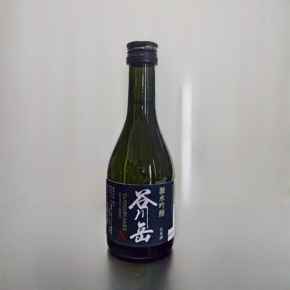 道の駅などおみやげが買える場所でよく見かけたのが『谷川岳』という日本酒。純米大吟醸、超辛純米など種類がいくつかあるのですが、こちらは源水吟醸。毎日でもいいなあ、と思うほどスッキリ飲みやすいお味です。