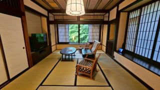 今回は水上駅からも少し離れた山里の料理宿、「蛍雪の宿 尚文（しょうぶん）」に宿泊させてもらいました。9室すべてに部屋風呂があり、すべてがスイートルーム！